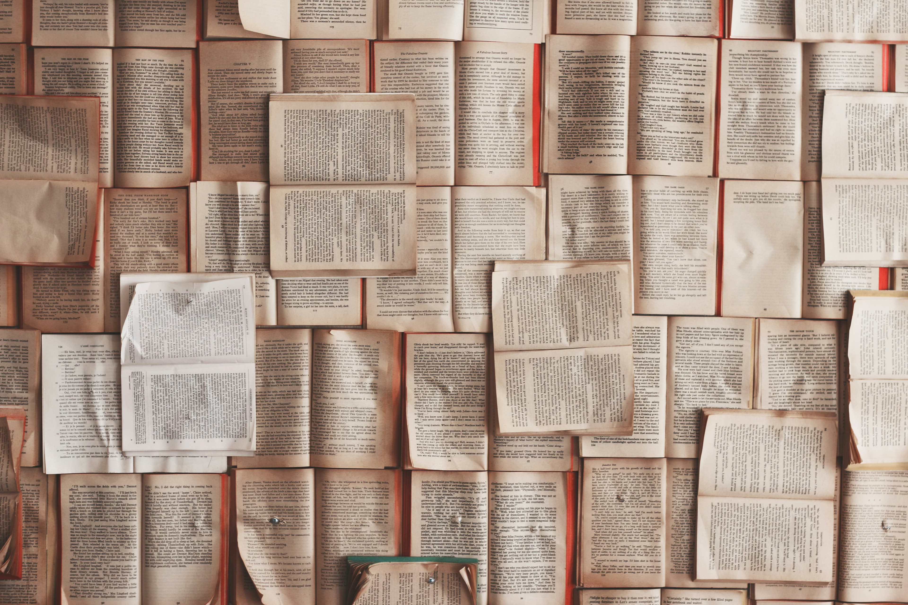 Libros abiertos sobre una mesa.