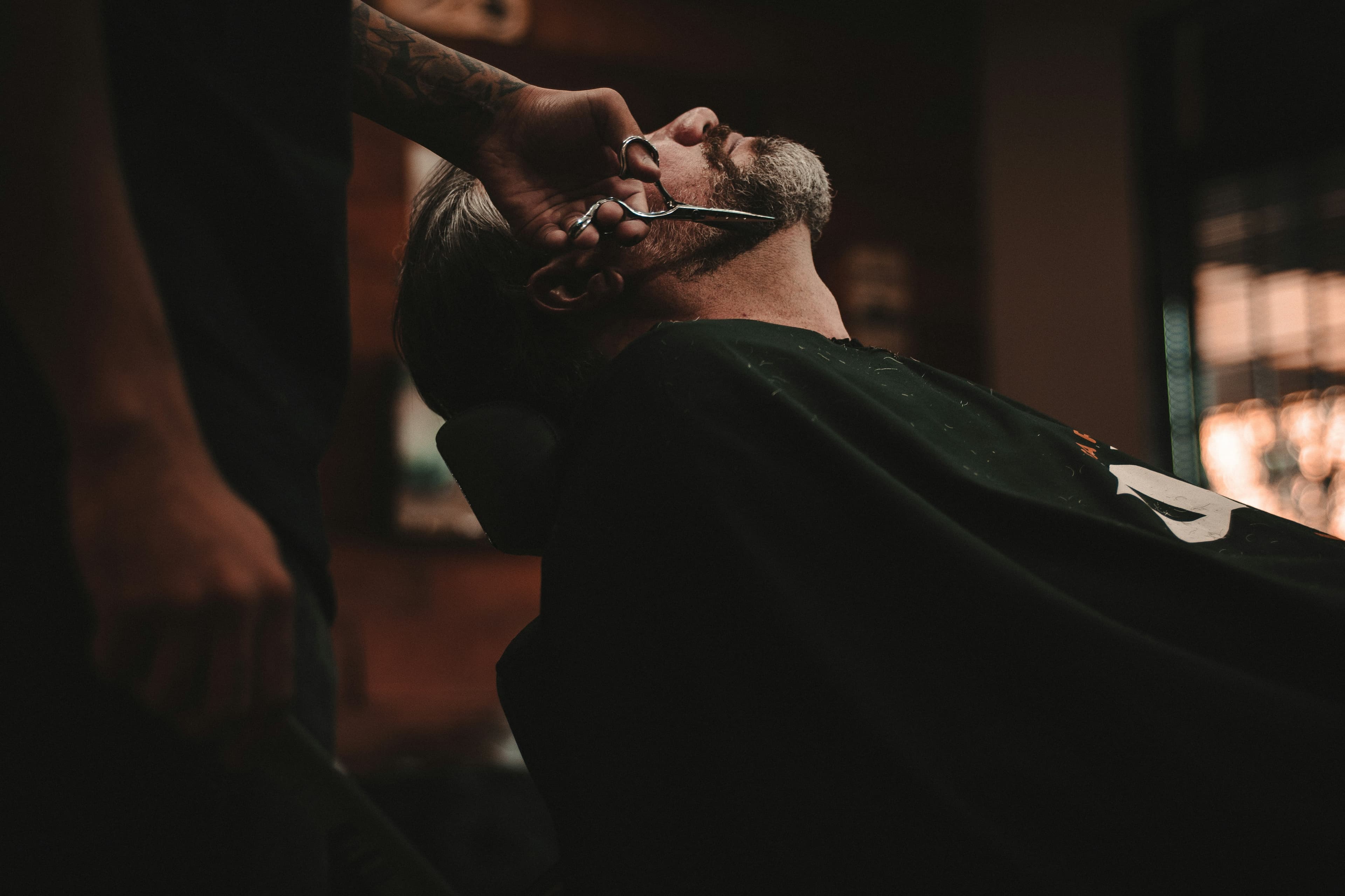 Barbero cortando el cabello a un cliente.