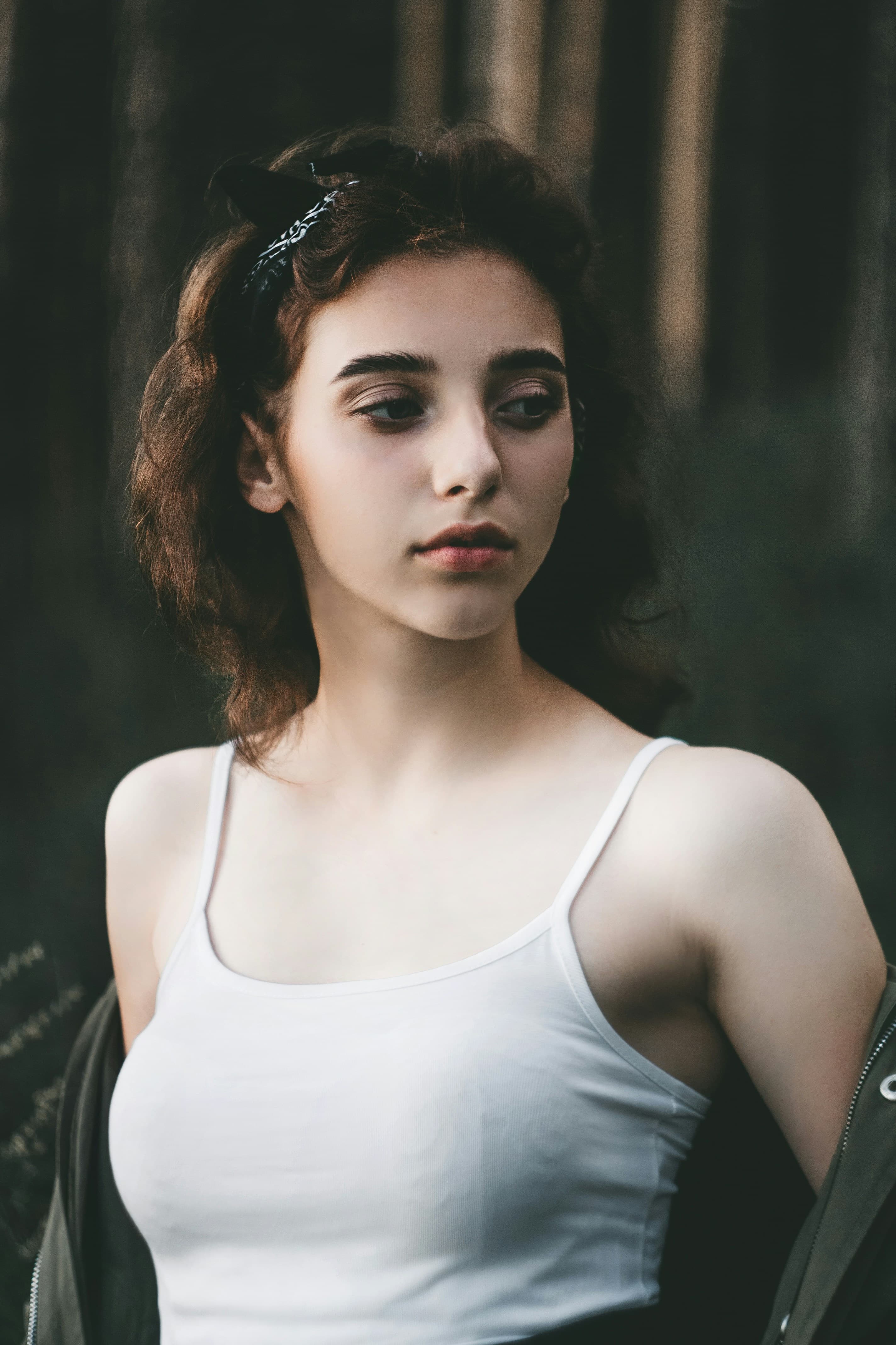 Mujer con blusa blanca de tirantes.