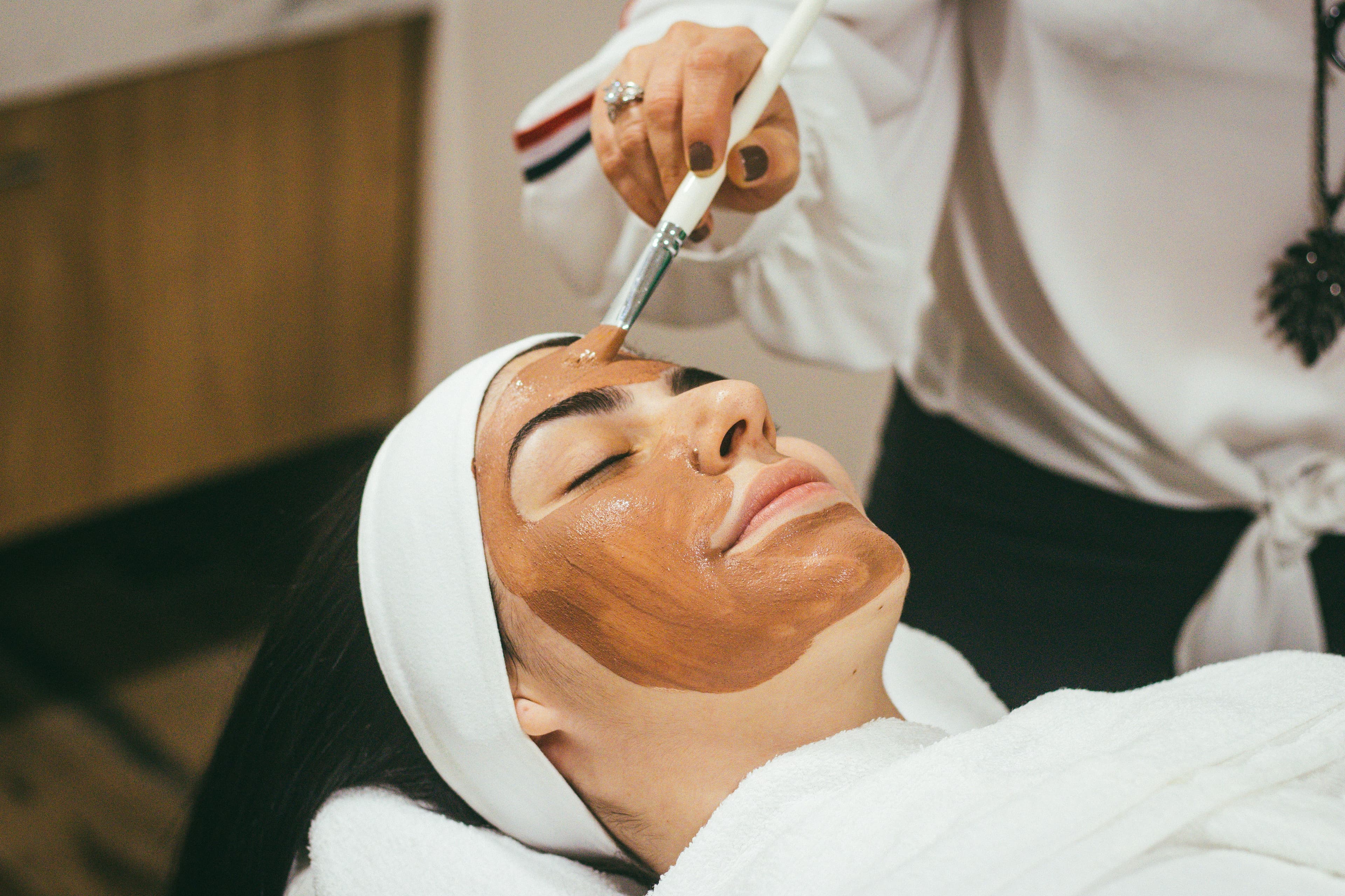 Mujer recibiendo un tratamiento facial.