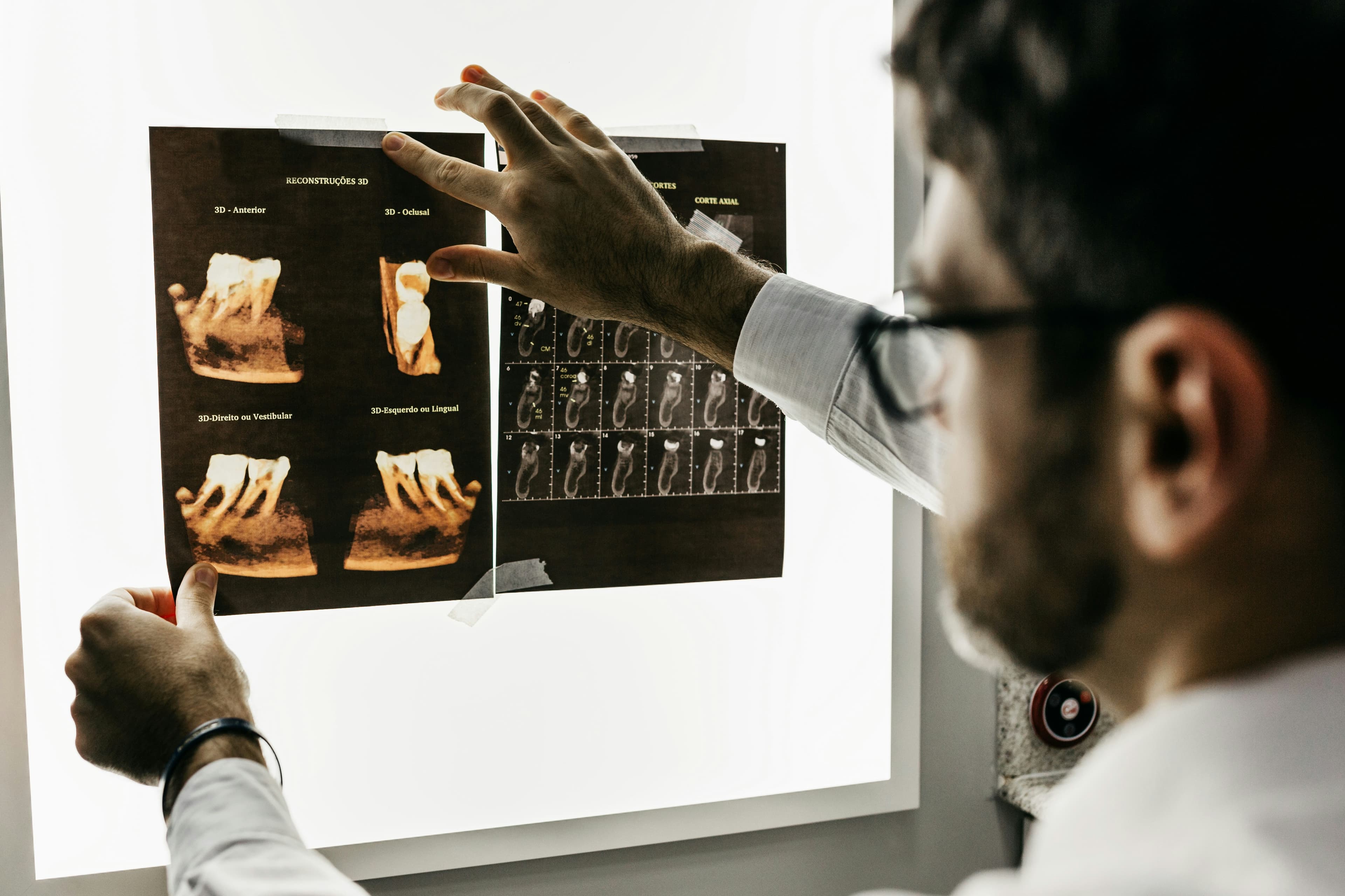 Dentista revisando radiografías dentales.