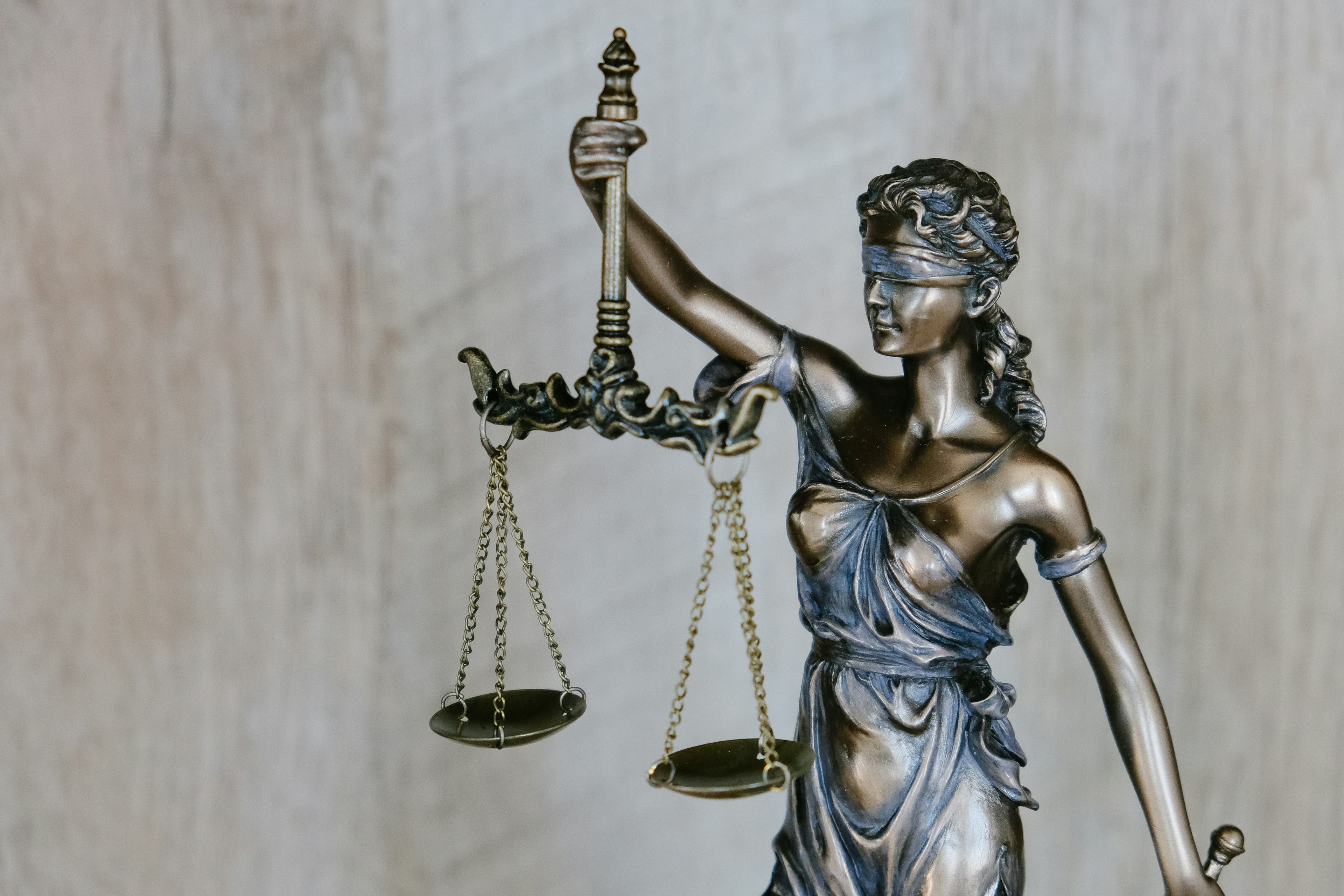Estatua de la justicia con espada y balanza.