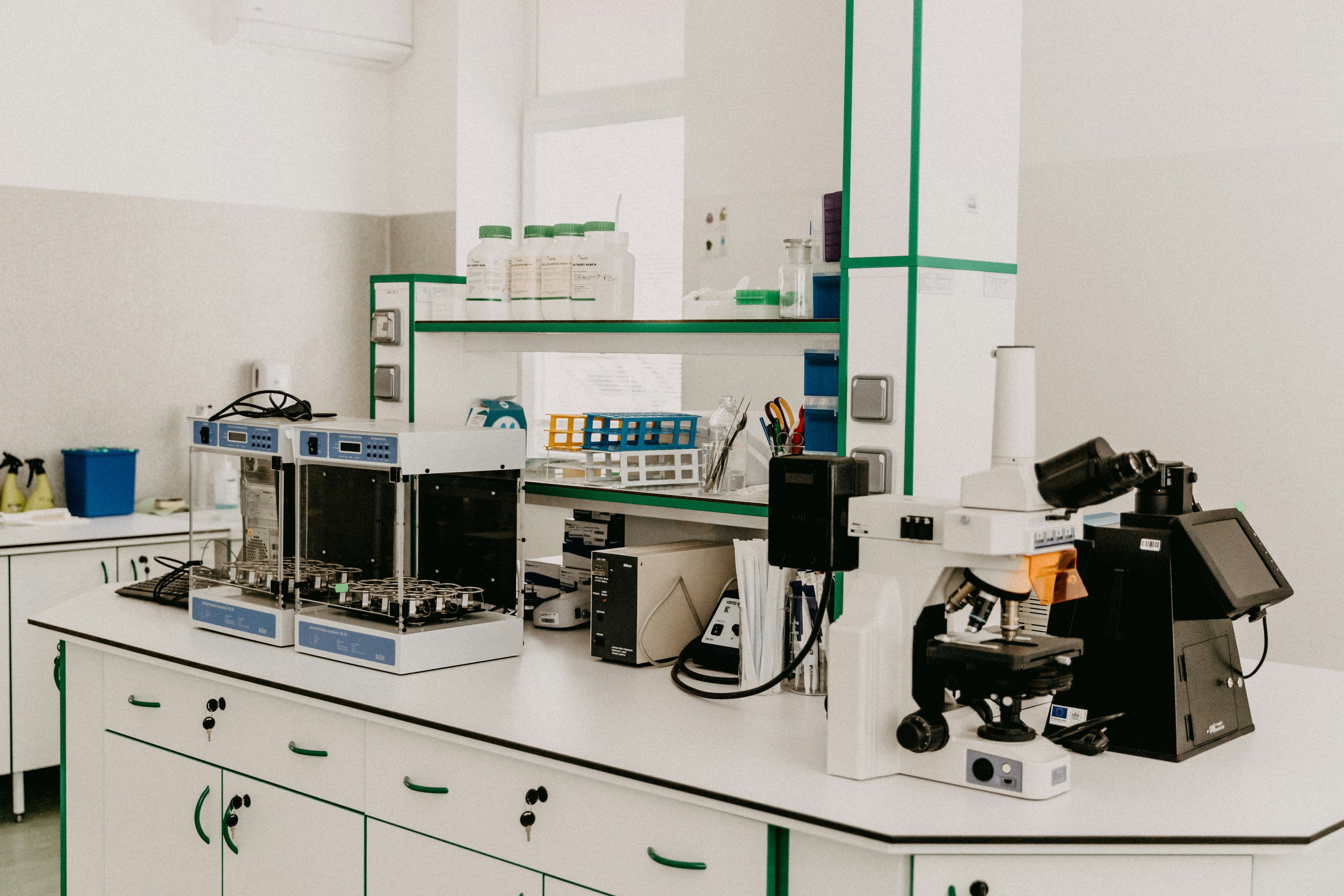Mesa de laboratorio con microscopio.