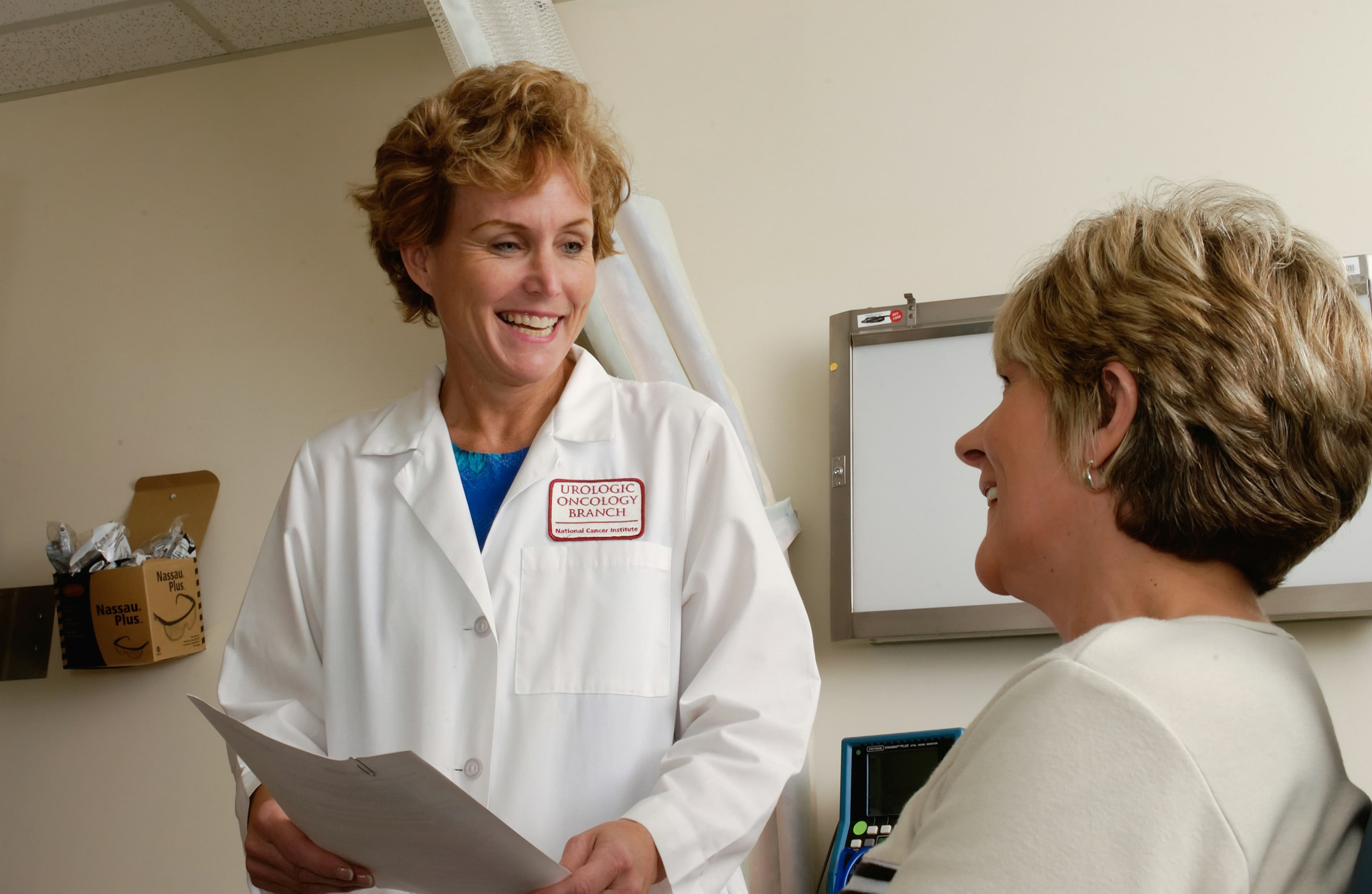 Médico conversando con una paciente en un consultorio.