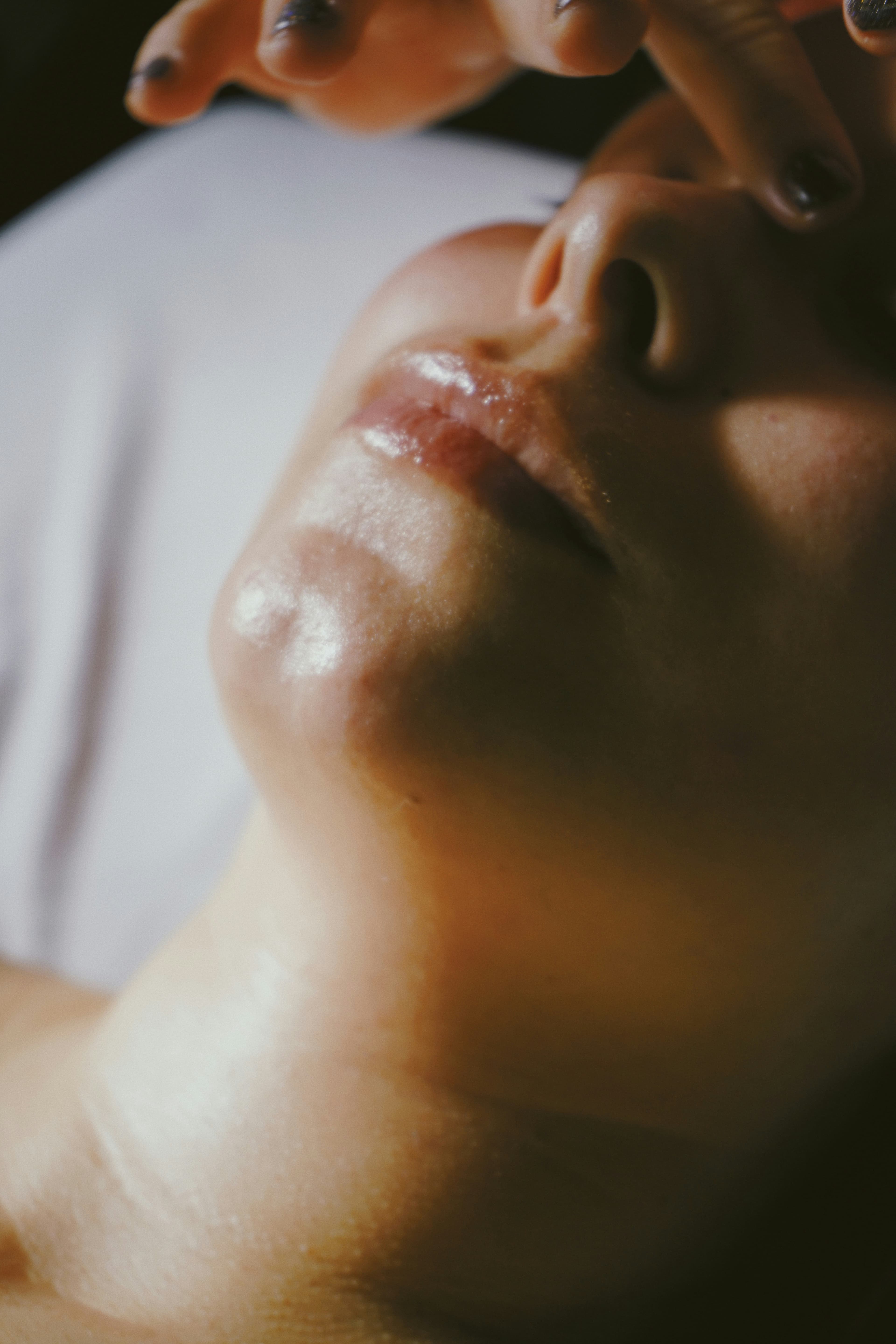 Mujer recibiendo un masaje facial.