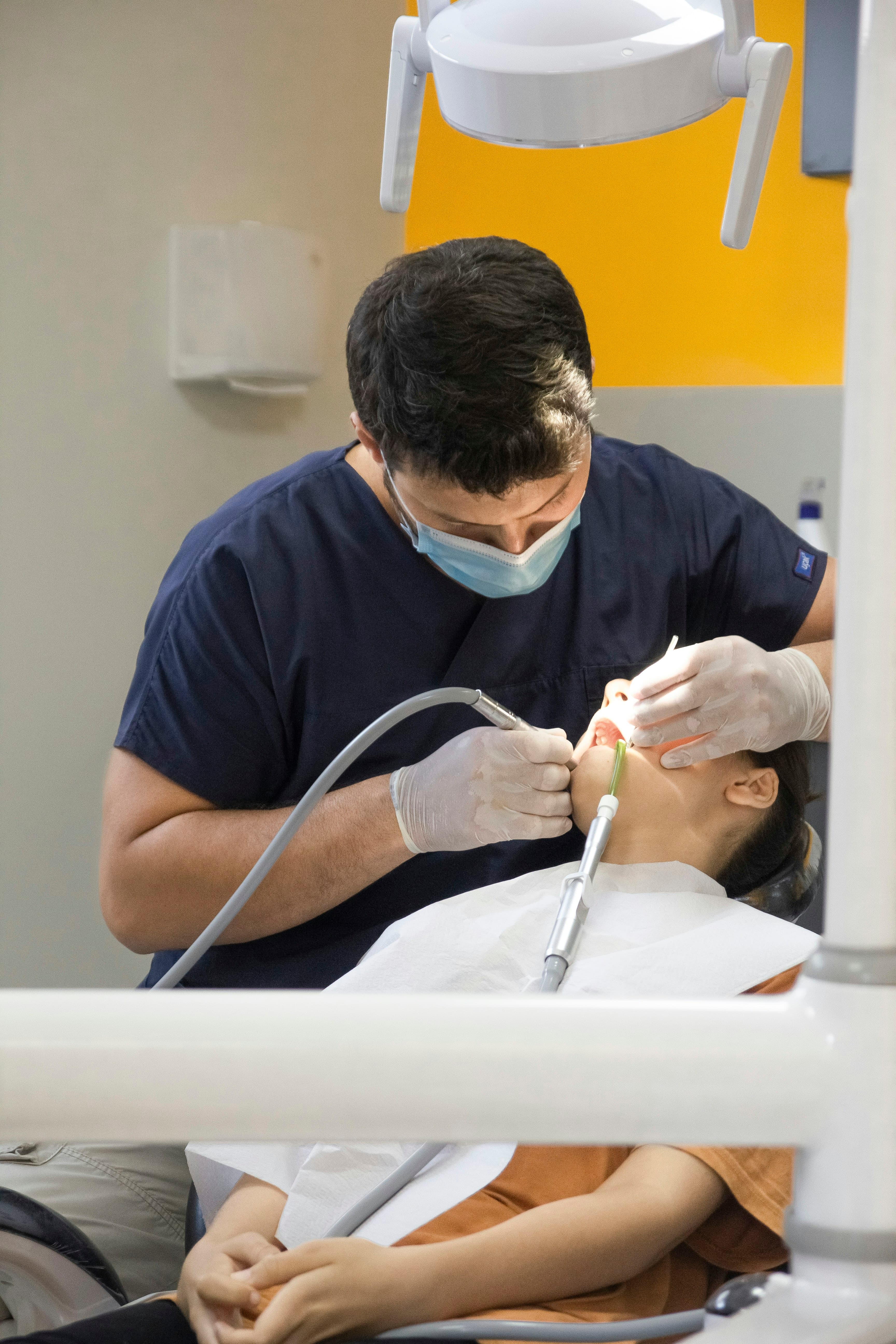 Dentista atendiendo a un paciente.
