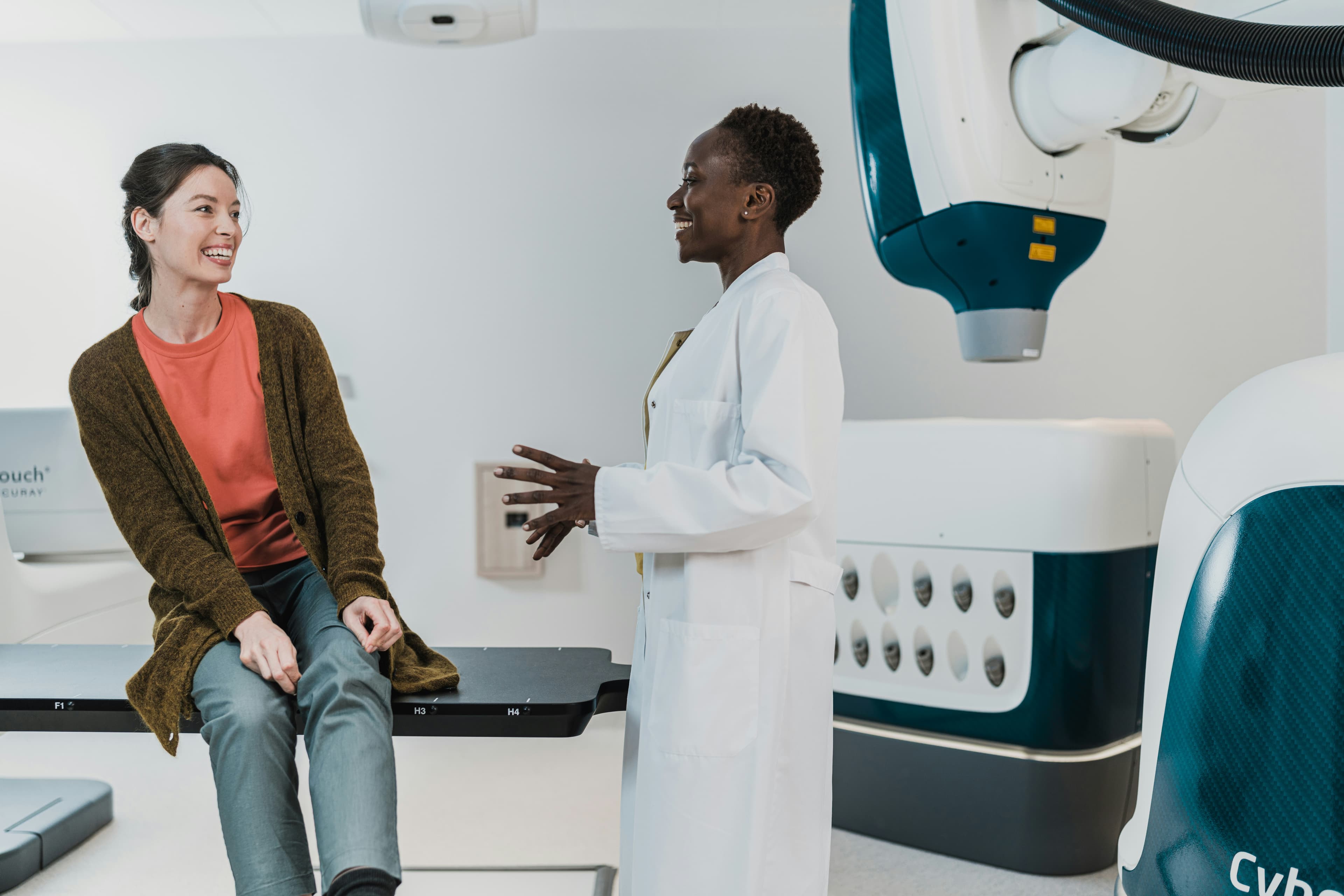 Médico conversando con una paciente en un consultorio.