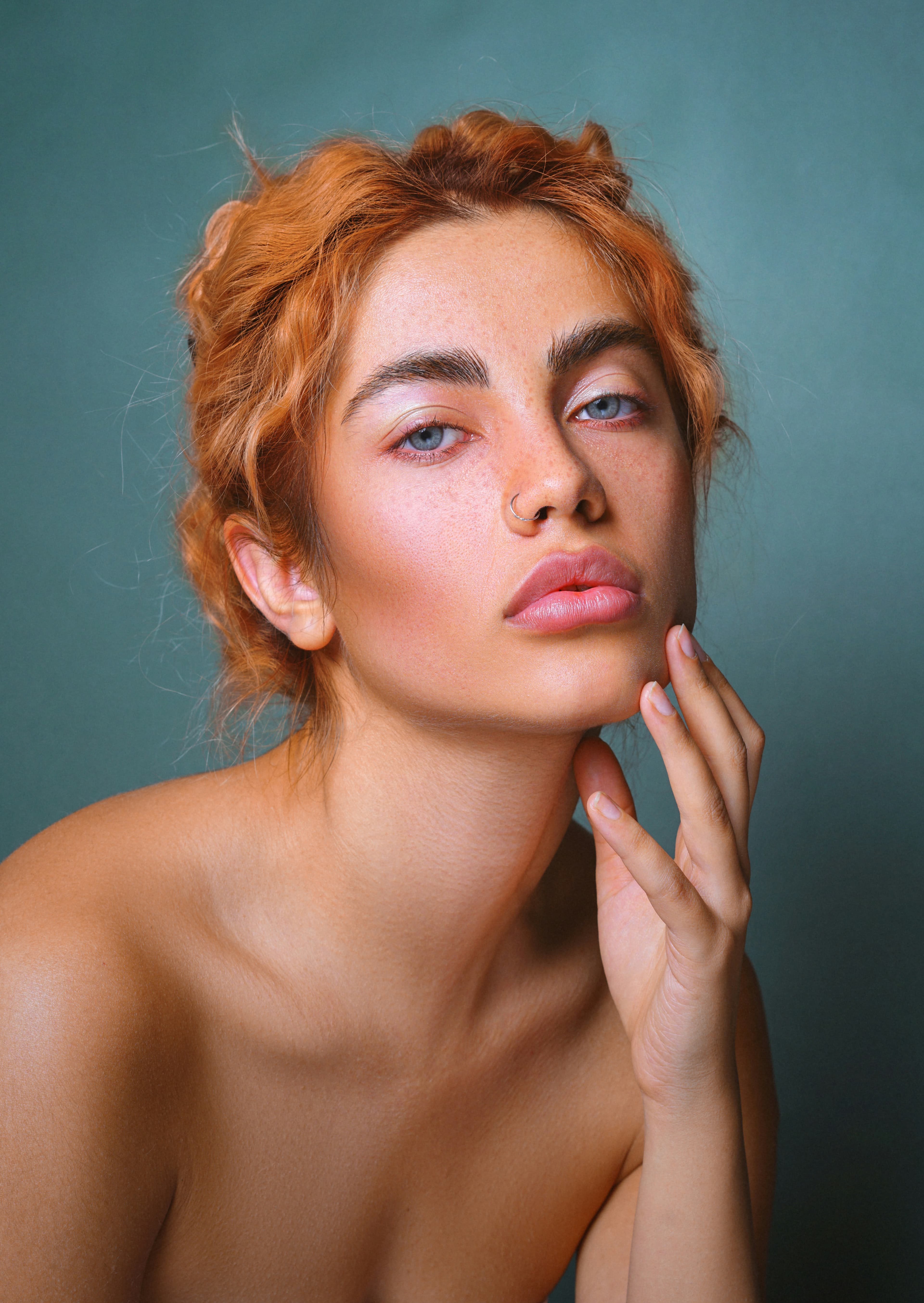 Retrato de una mujer con pecas.