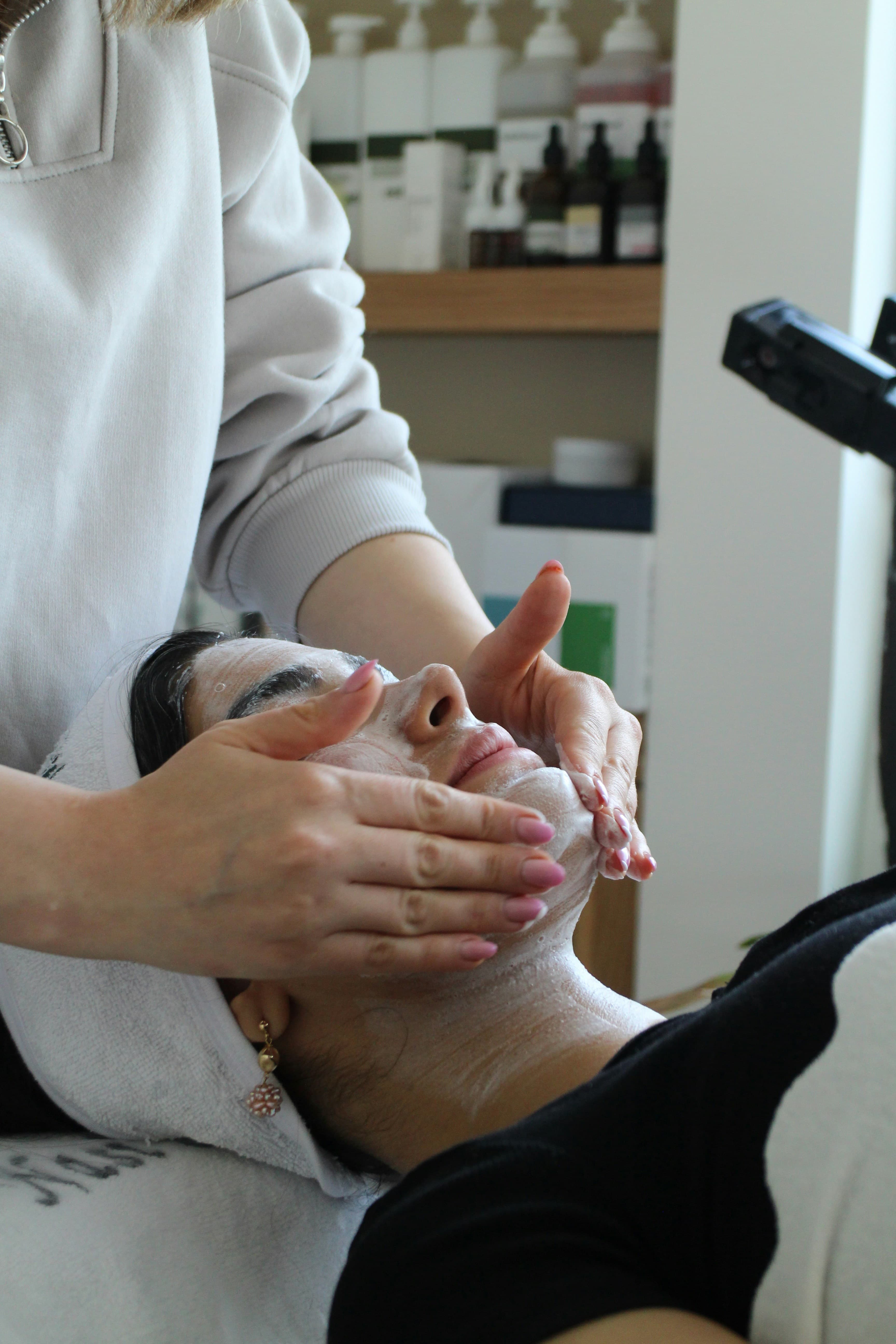 Mujer recibiendo una mascarilla facial.