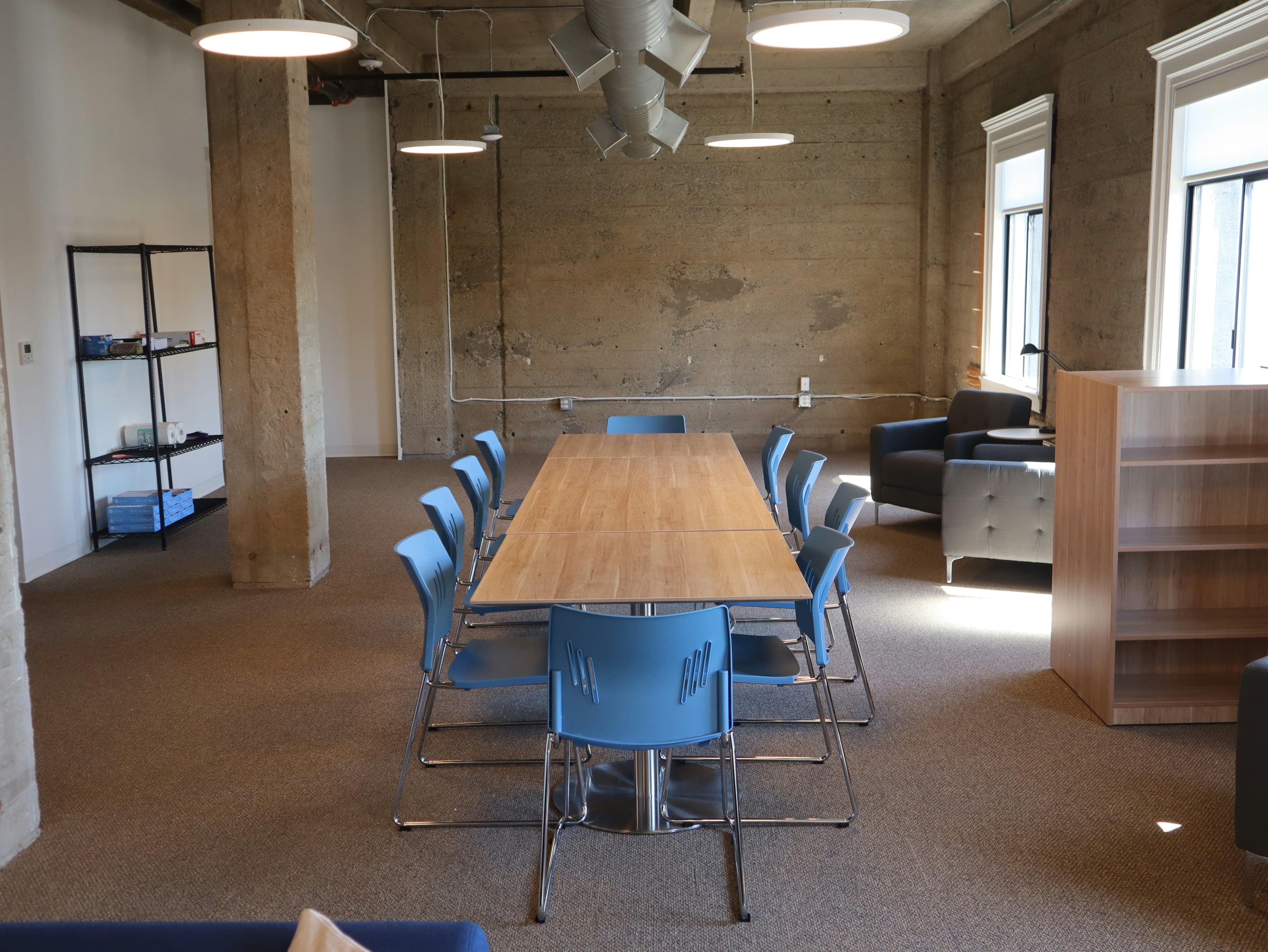 Sala de reuniones con una mesa larga.