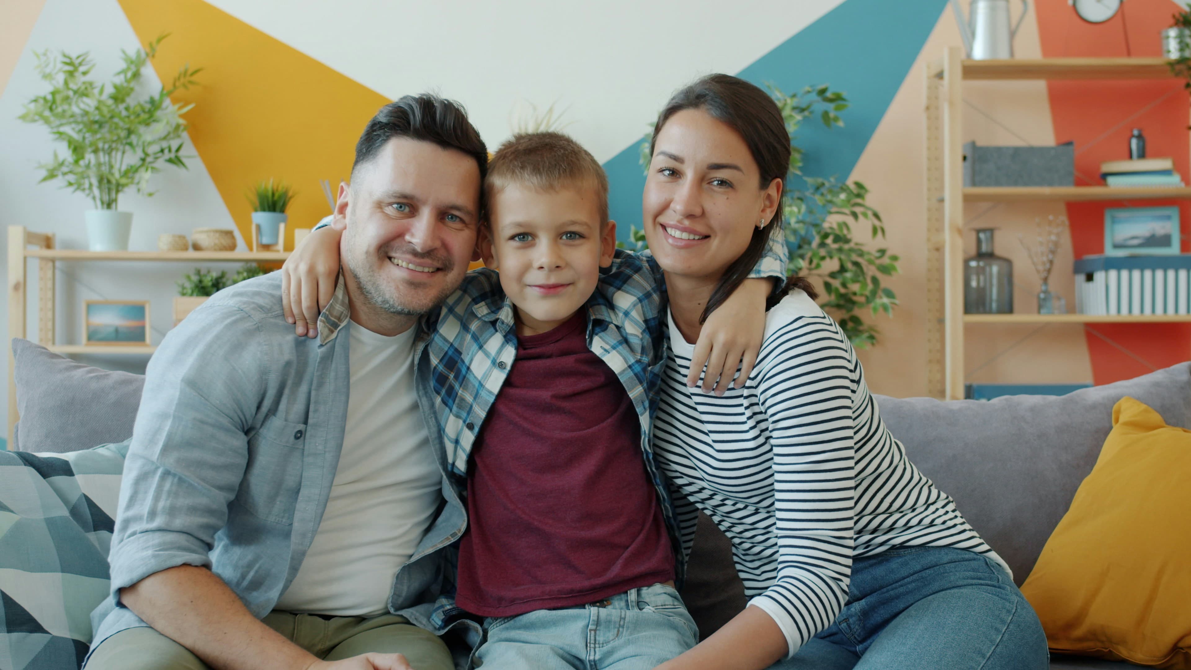 Familia de tres posando para una foto.