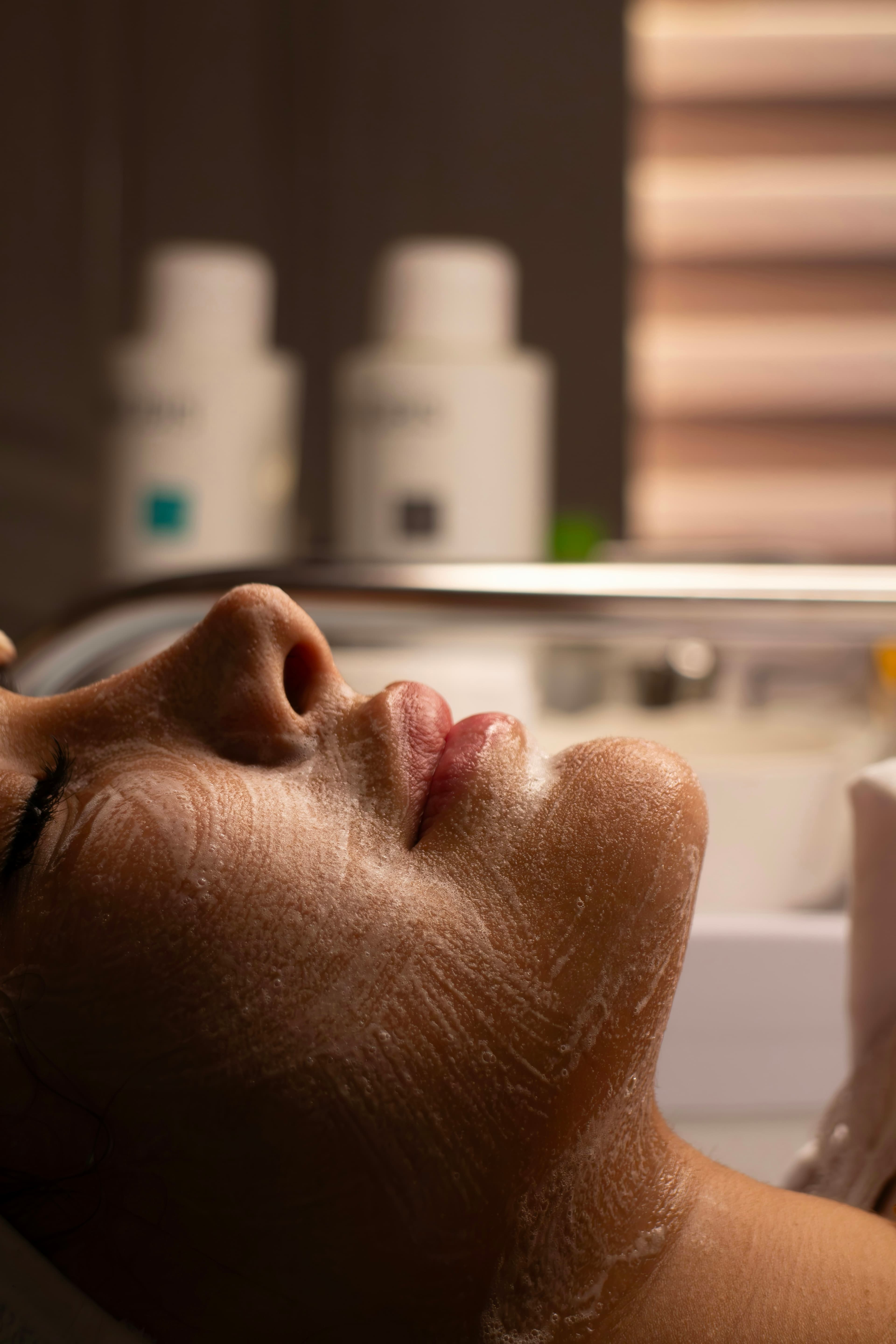 Rostro con espuma limpiadora durante una limpieza facial.
