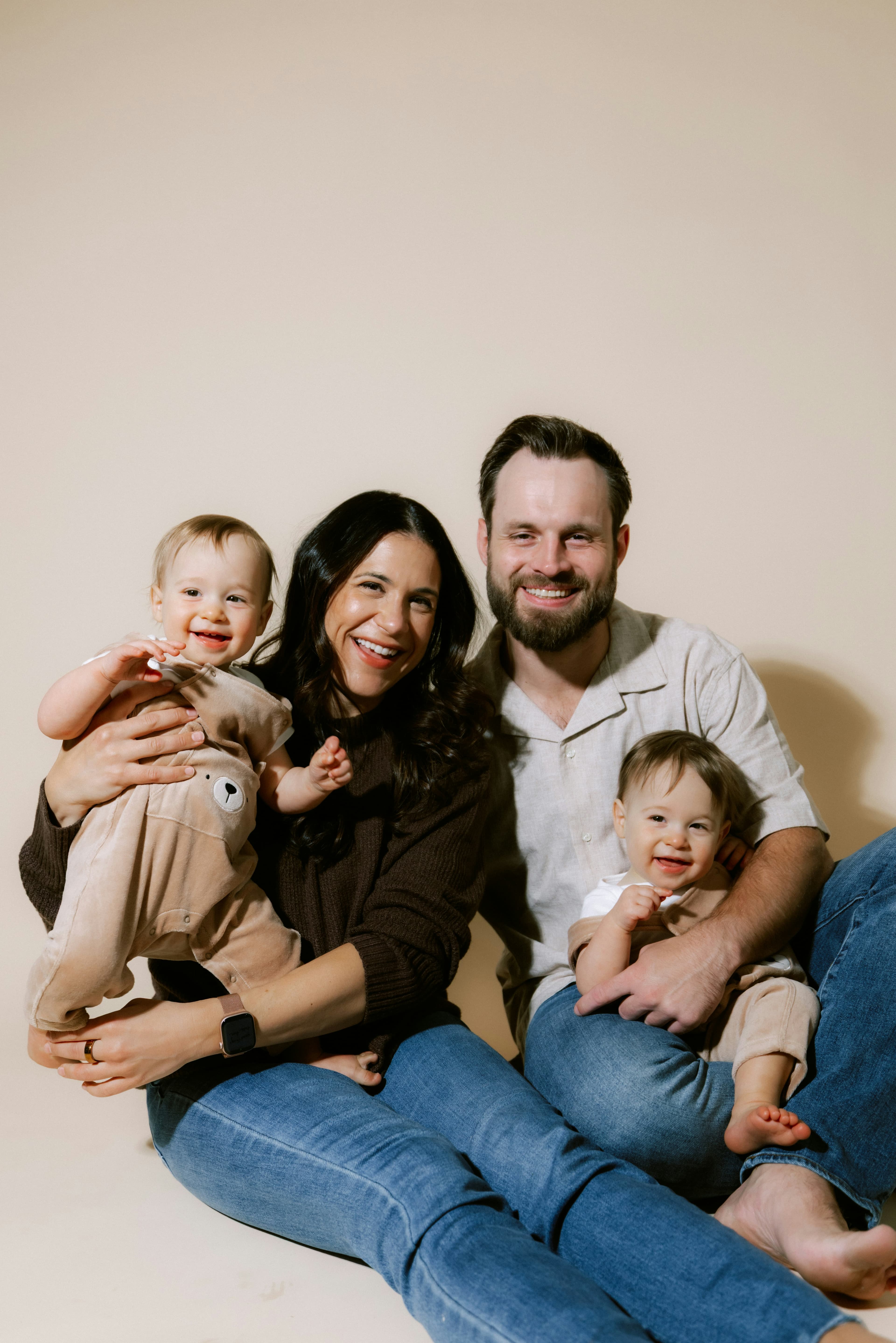 Familia feliz con dos niños pequeños.