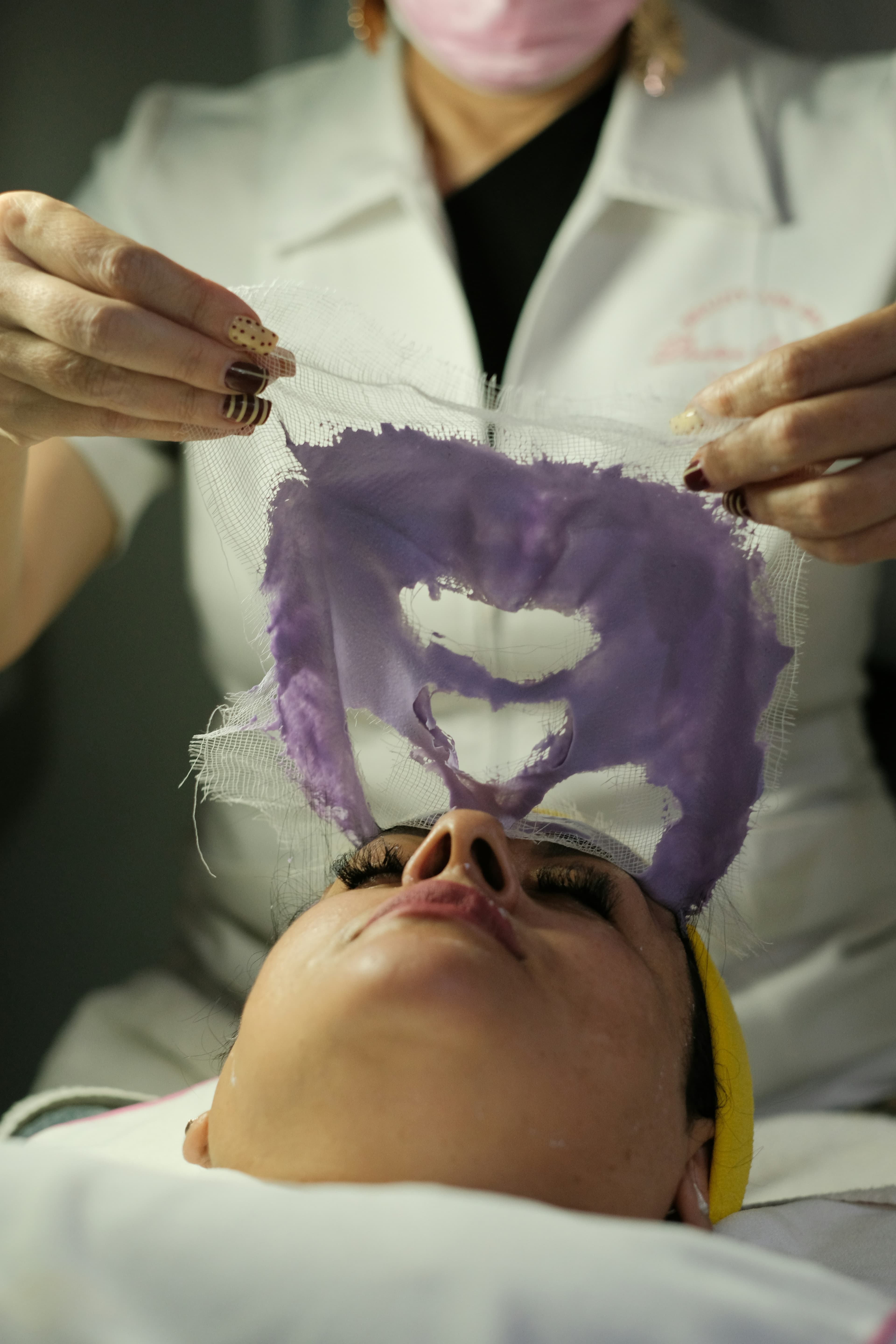 Especialista retirando una mascarilla facial.